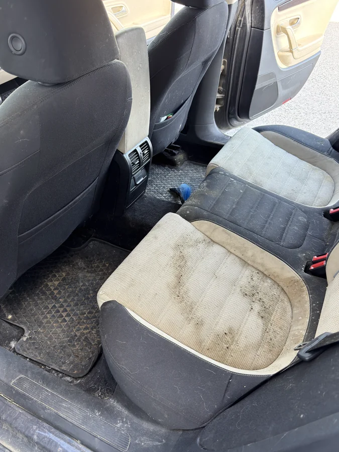 Likainen auton sisätila ennen sisäpesua – Autoputsi Tampere