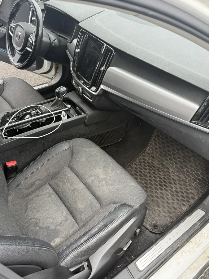 Likainen auton sisätila ennen sisäpesua – Autoputsi Tampere