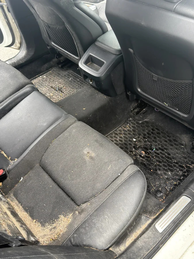 Likainen auton sisätila ennen sisäpesua – Autoputsi Tampere