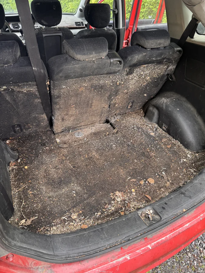 Likainen auton sisätila ennen sisäpesua – Autoputsi Tampere